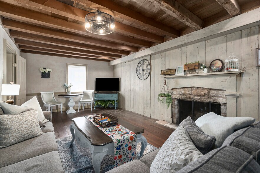 More Photos Of 104 E Austin St, Fredericksburg Storefront Retail Residential For Sale