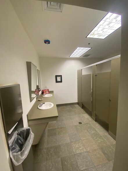 More Photos Of 5617 N Rhett Ave, North Charleston Research And Development For Lease