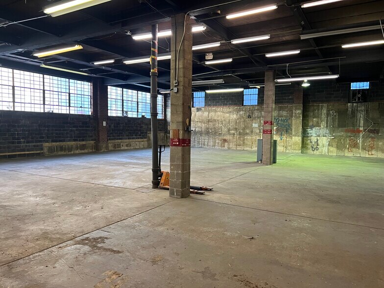 More Photos Of 3905 Crescent St, Long Island City Warehouse For Lease