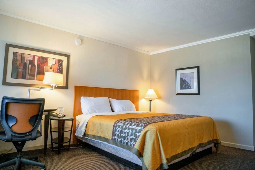 More Photos Of 201 Continental Dr, Junction City Hotel For Sale