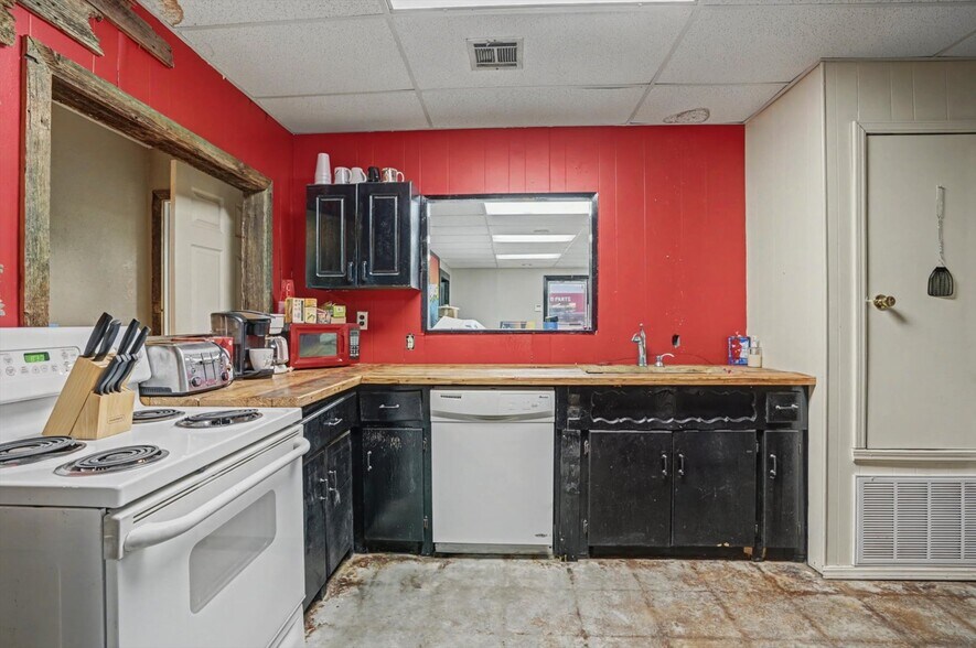 More Photos Of 603 W Rogers Blvd, Skiatook Freestanding For Sale