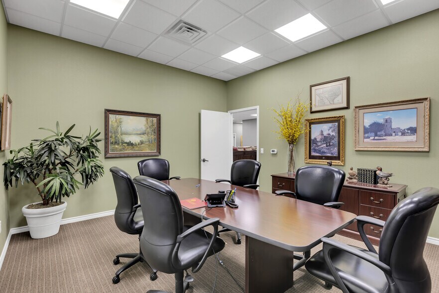 More Photos Of 501 E 7th St, Odessa Office For Sale