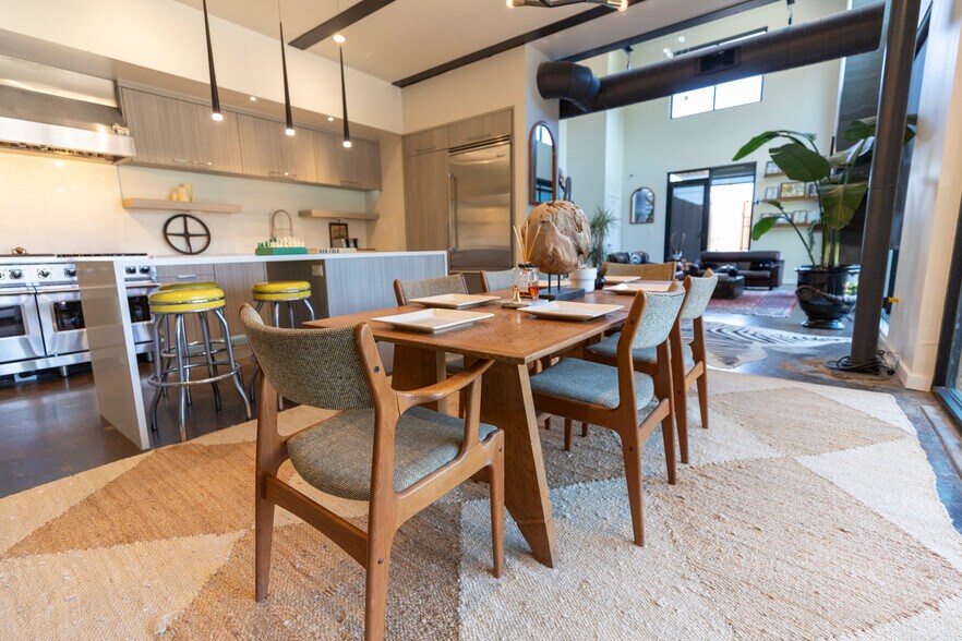 More Photos Of 4770 Iberia Ave, Dallas Showroom For Sale