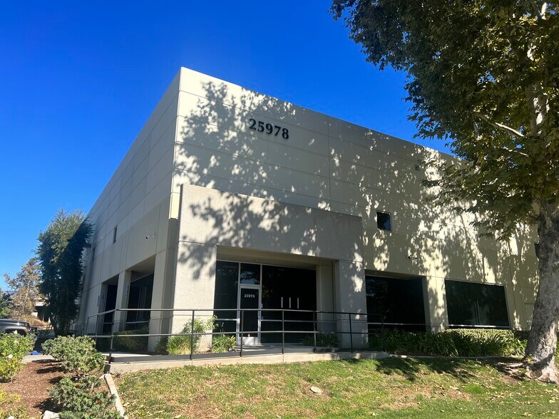 More Photos Of 25978 Business Center Dr, Loma Linda Warehouse For Lease