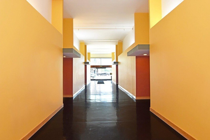More Photos Of 91 N Saginaw St, Pontiac Office For Lease