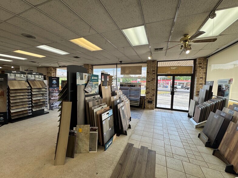 More Photos Of 1900 Crockett Rd, Palestine Storefront For Sale