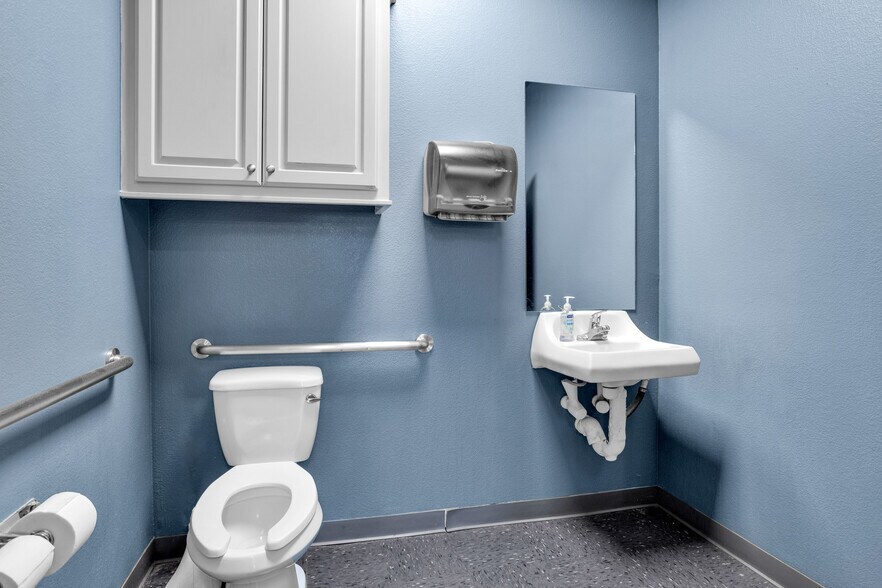 More Photos Of 2418 N Frazier, Conroe Warehouse For Lease