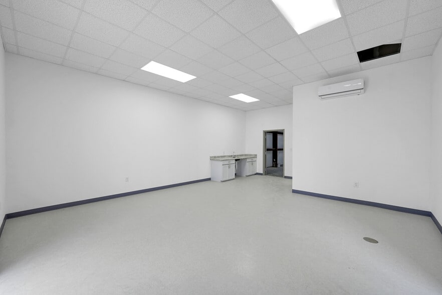 More Photos Of 535 S Persimmon St, Tomball Warehouse For Lease