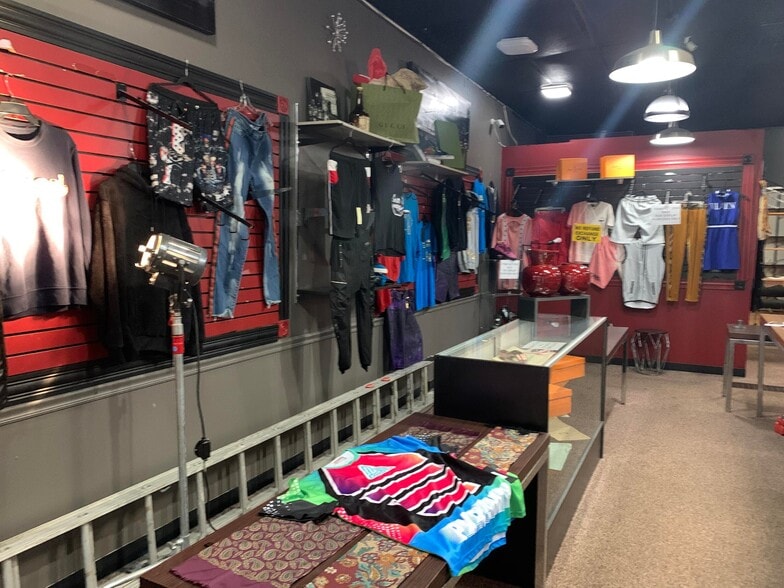 More Photos Of 620 W Historic Mitchell St, Milwaukee Storefront Retail Office For Sale