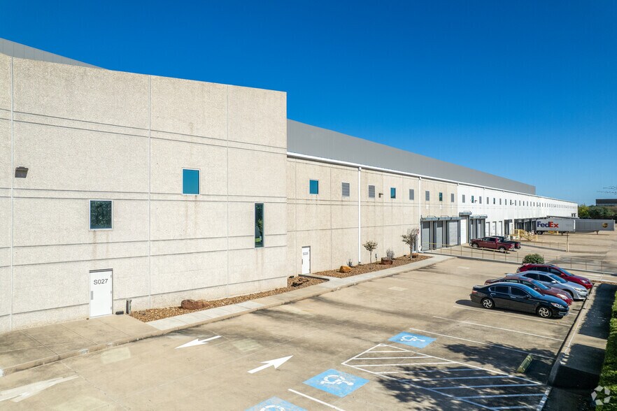 More Photos Of 12900 W Airport Blvd, Sugar Land Distribution For Lease