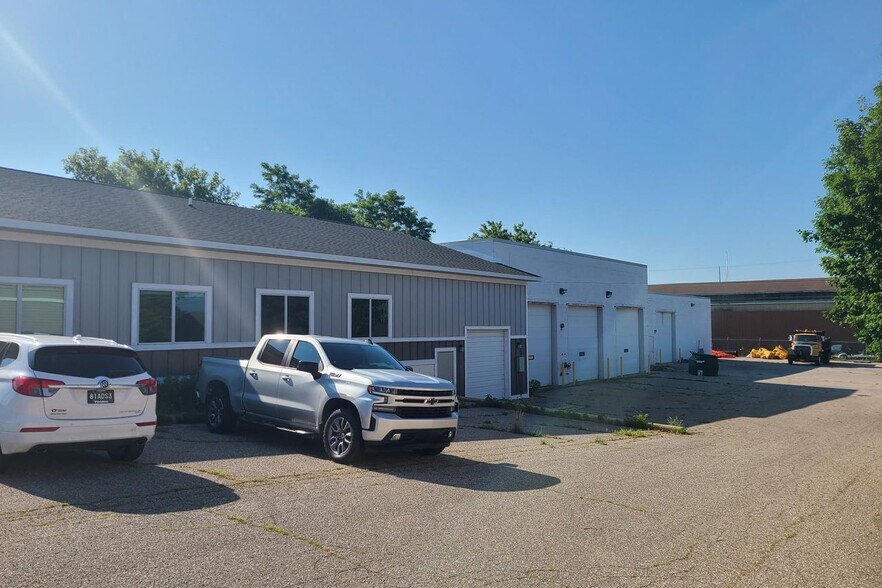 More Photos Of 410 E Dowland St, Ludington Flex For Lease