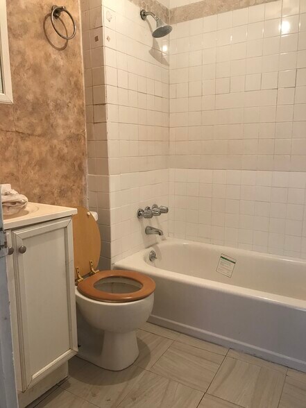 More Photos Of 157 Smith St, Newark Storefront Retail Office For Sale