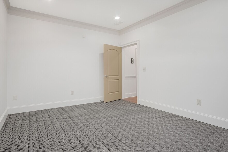 More Photos Of 4720 Peachtree Industrial Blvd, Berkeley Lake Office For Lease