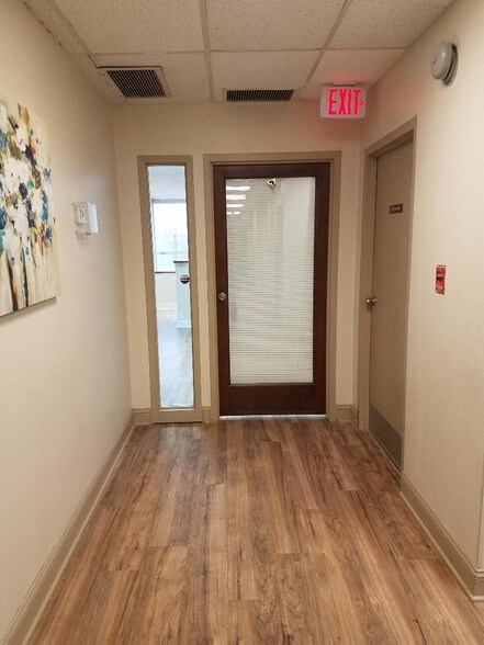 More Photos Of 6911 Richmond Hwy, Alexandria Office For Sale