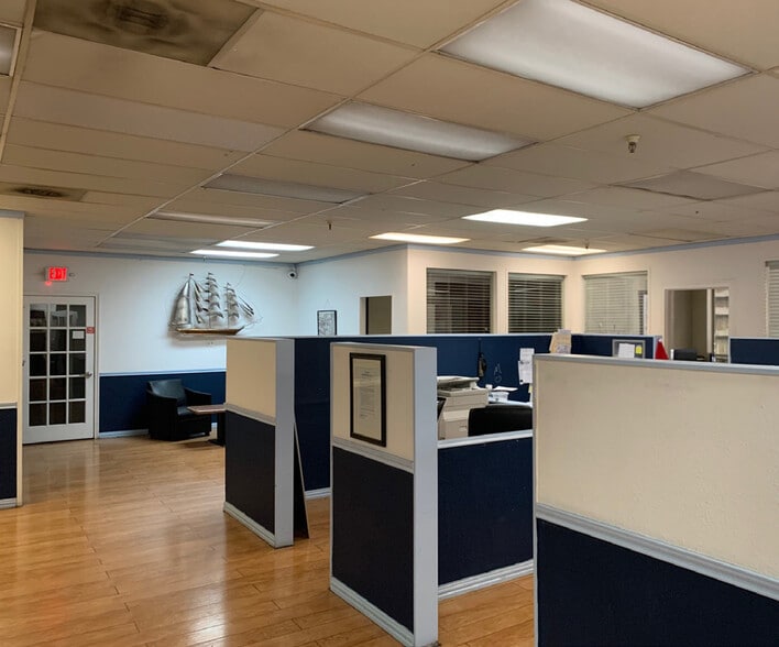 More Photos Of 555 Gellhorn Dr, Houston Manufacturing For Lease