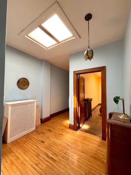 More Photos Of 221 W Washington St, Marquette Flex For Sale