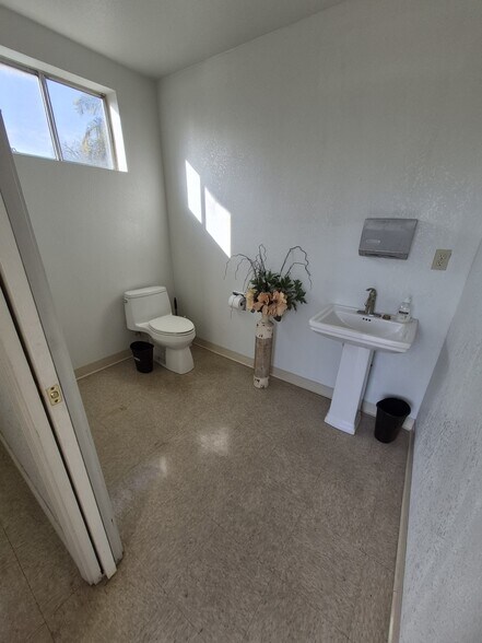 More Photos Of 604 W 8th St, Merced Office For Lease