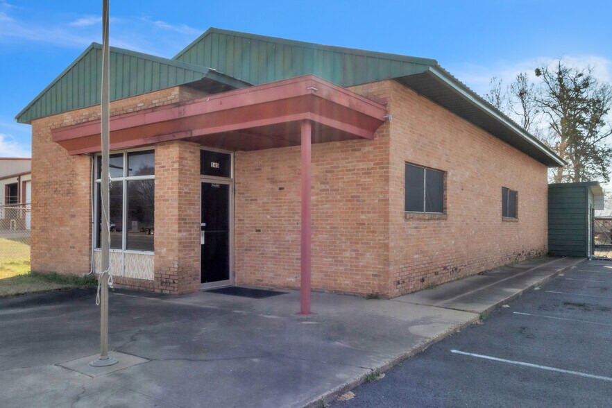 Primary Photo Of 145 E Texas Ave, Waskom Auto Repair For Sale