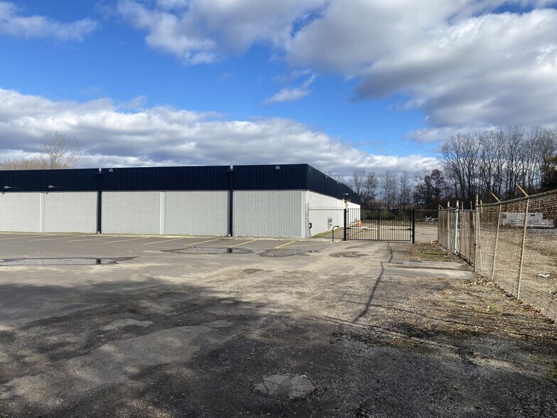 More Photos Of 1695 S Ortonville Rd, Ortonville Warehouse For Lease