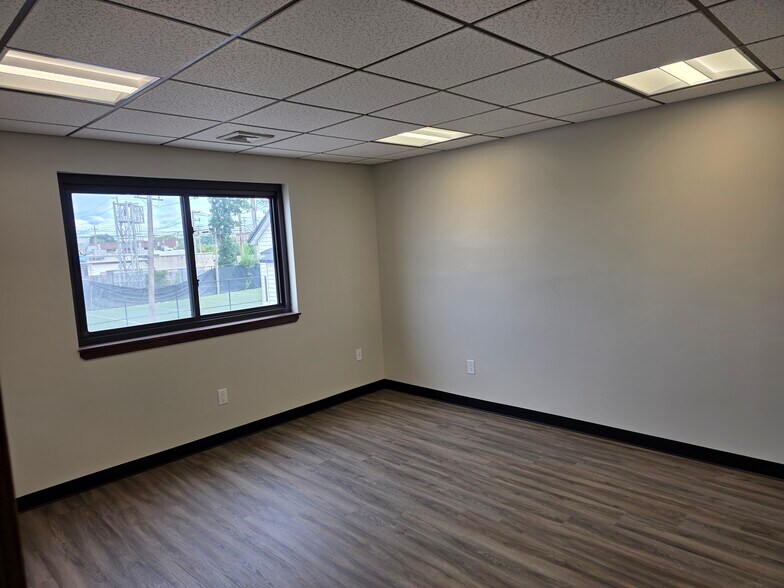 More Photos Of 98 Willis Ave, Mineola Office For Lease
