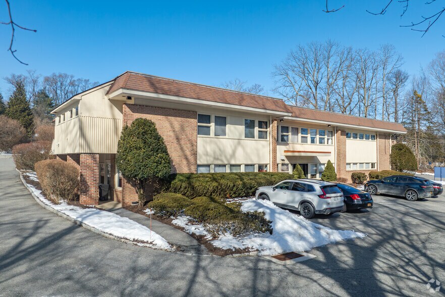 Primary Photo Of 1983 Crompond Rd, Cortlandt Manor Medical For Lease