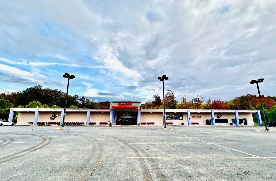 More Photos Of 5 Cracker Barrel Dr, Barboursville Freestanding For Sale