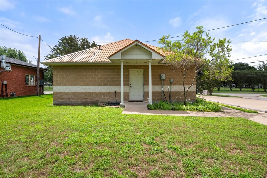 More Photos Of 2220 W 2nd Ave, Corsicana Office For Sale