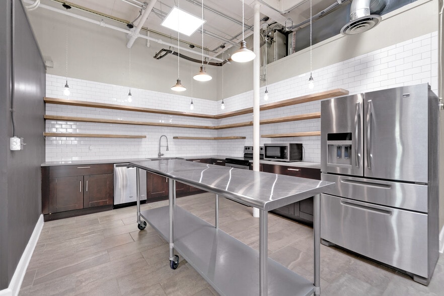 More Photos Of 3363 E Commerce St, San Antonio Warehouse For Sale