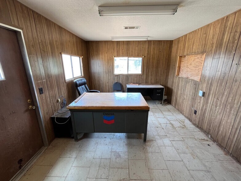 More Photos Of 714 Main St, Buffalo Gap Warehouse For Lease