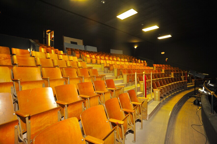 More Photos Of 424 W Main St, Denison Storefront Retail Office For Sale