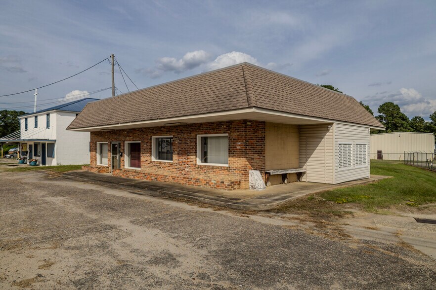 More Photos Of 710 N Walnut St, Fairmont General Retail For Sale