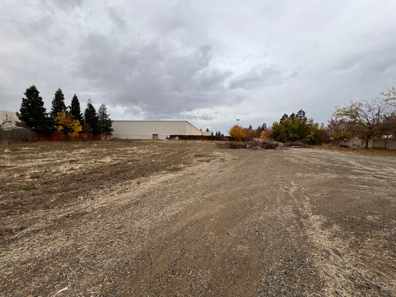 More Photos Of 2721 Empire Ave, Brentwood Flex For Lease