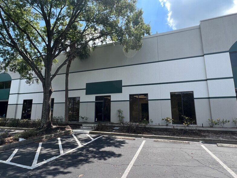 More Photos Of 9208 Palm River Rd, Tampa Warehouse For Lease