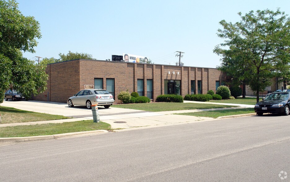 More Photos Of 3620 Edison Pl, Rolling Meadows Light Manufacturing For Lease