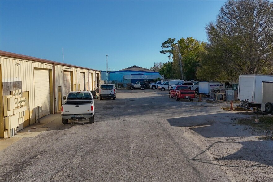 More Photos Of 5639-5651 Lawton Dr, Sarasota Service For Lease