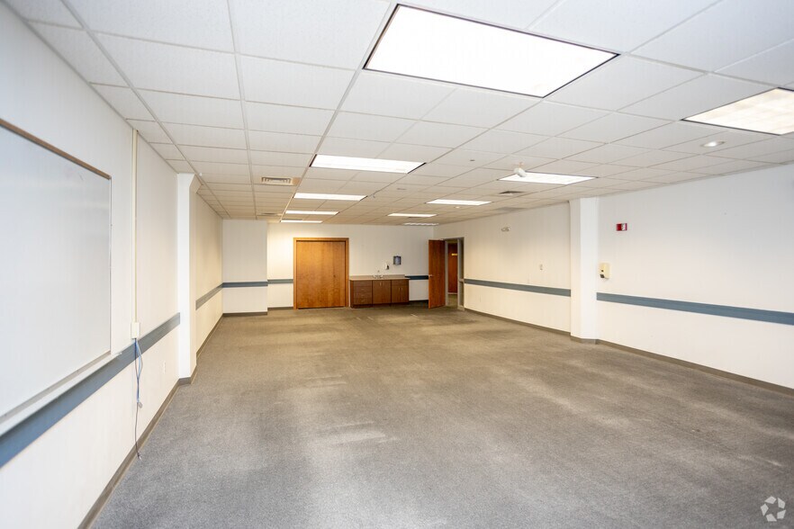 More Photos Of 205 W Market St, Lima Office For Sale