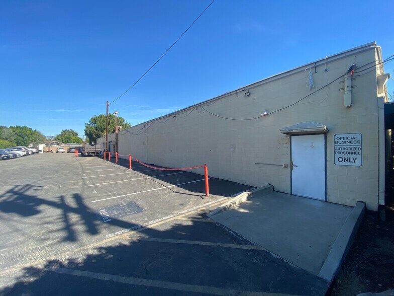 More Photos Of 13915-13917 Saticoy St, Van Nuys Warehouse For Lease