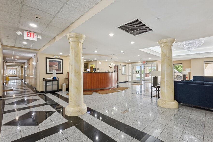 More Photos Of 2750 Fortune Cir W, Indianapolis Hotel For Sale