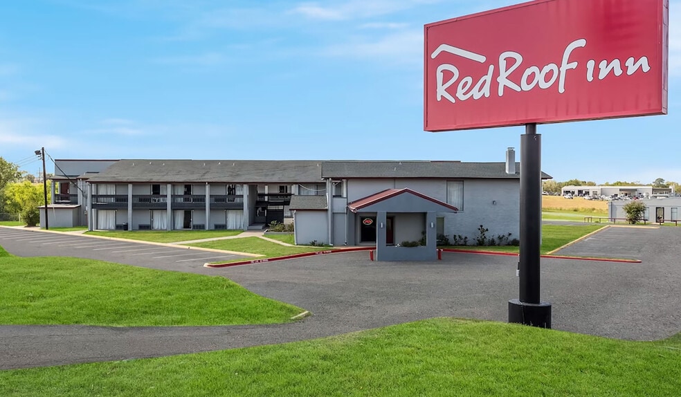 More Photos Of 203 N I-45, Madisonville Hotel For Sale