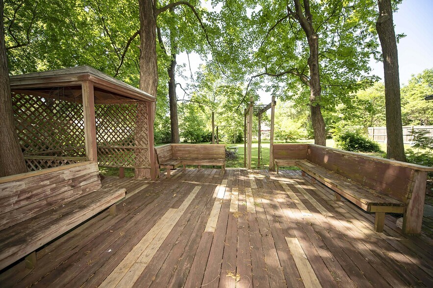 More Photos Of 1348 E Cherry St, Springfield Office For Lease