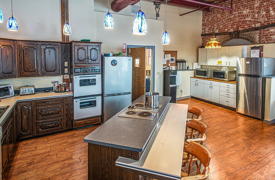 More Photos Of 320 Riverside Dr, Florence Office For Sale