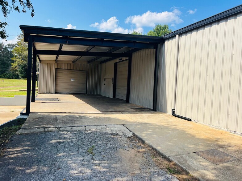 More Photos Of 585 Old Georgia Rd, Moore Warehouse For Lease
