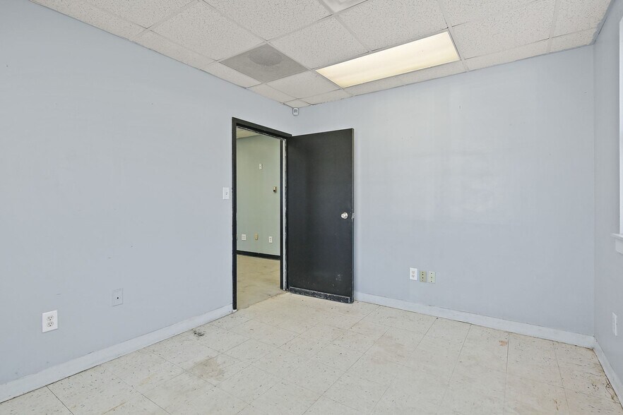 More Photos Of 918 Pulaski Hwy, Havre De Grace Warehouse For Lease