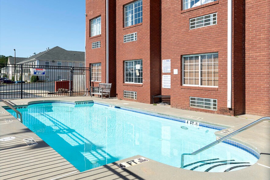 More Photos Of 195 Country Club Dr, Stockbridge Hotel For Sale