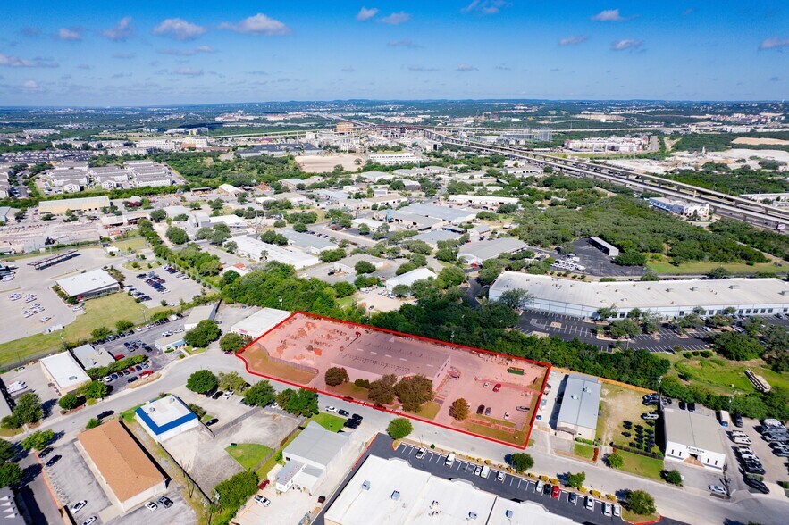 More Photos Of 16119 College Oak, San Antonio Showroom For Lease