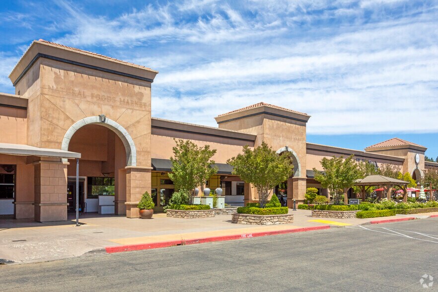 More Photos Of 9433-9447 N Fort Washington Rd, Fresno General Retail For Lease