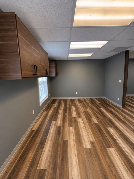 More Photos Of 1014 Hospital Dr, Batavia Storefront Retail Office For Lease
