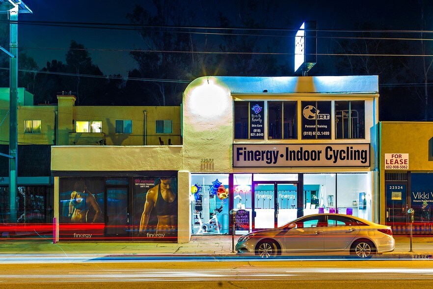 More Photos Of 22520-22522 Ventura Blvd, Woodland Hills Storefront Retail Office For Lease