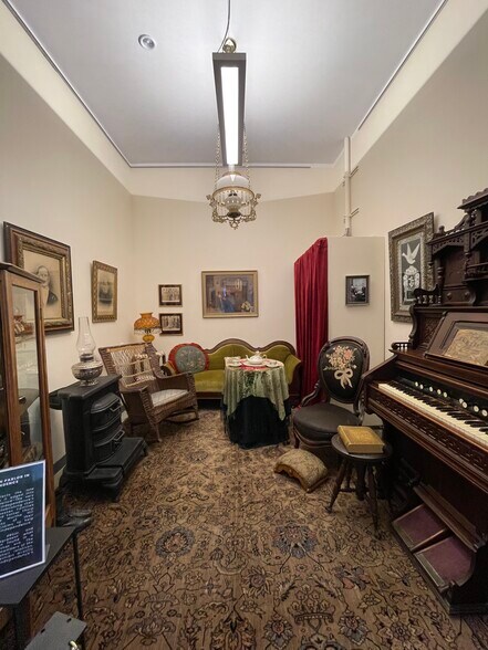 More Photos Of 281 S 2nd St, Independence Storefront For Sale