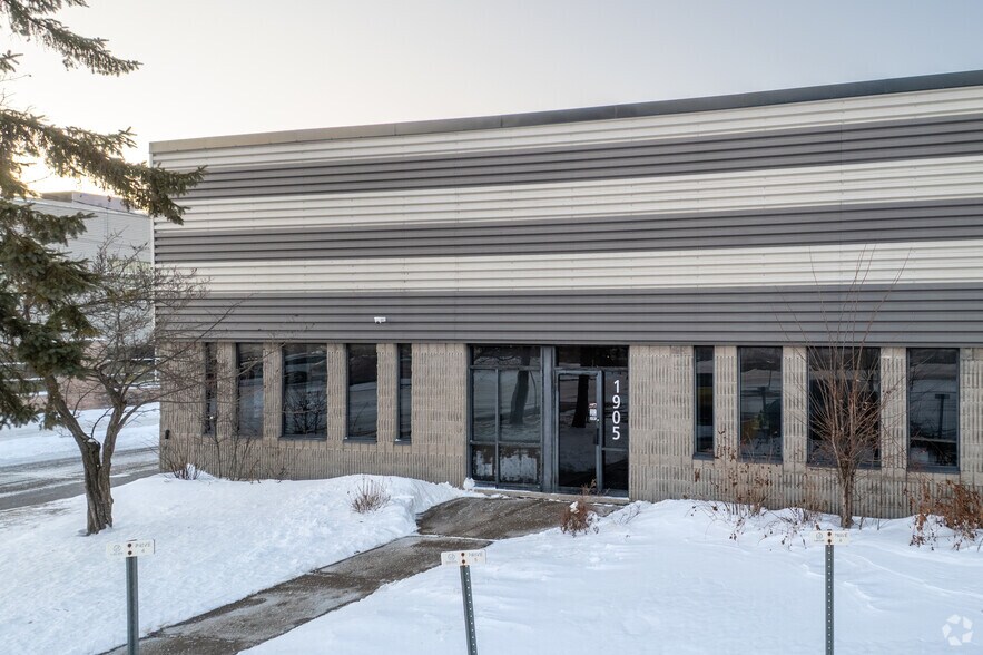 More Photos Of 1875-1905 Boul Lionel-Bertrand, Boisbriand Light Manufacturing For Lease